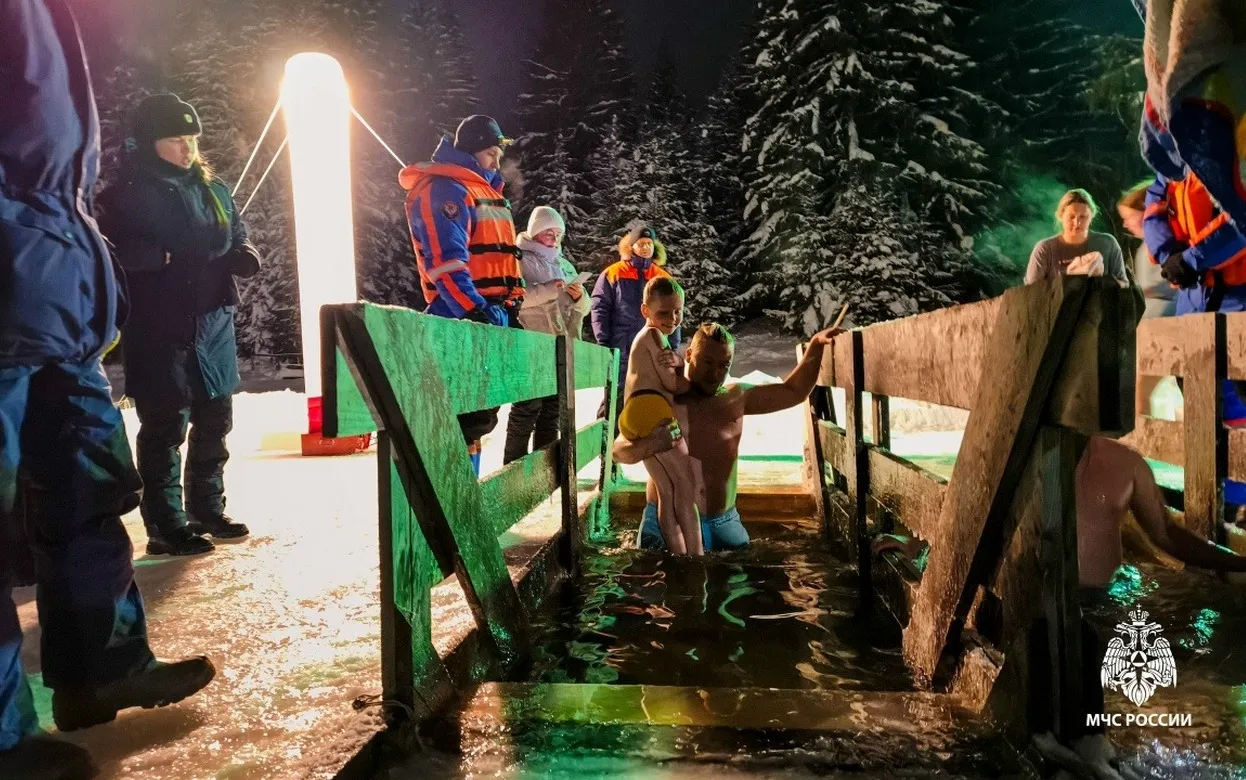 Главные новости Ижевска на 19 января: потоп на перекрестке и крещенские купания