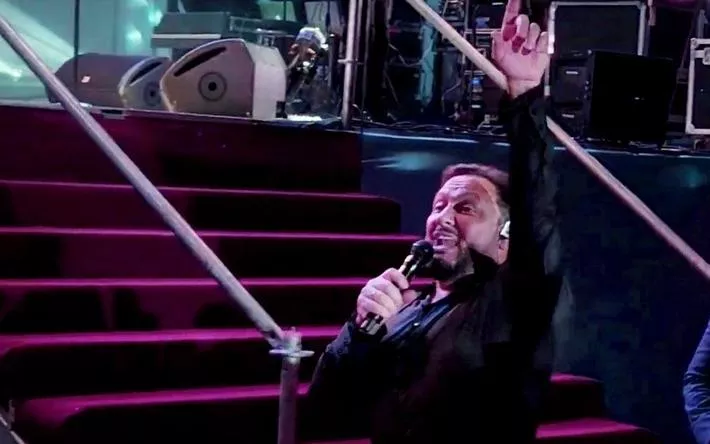 Стас Михайлов спустился к зрителям во время выступления на Центральной площади Ижевска