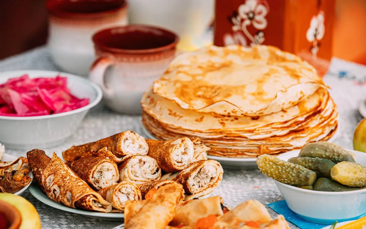 Чем быстро нафаршировать блины на Масленицу: простые идеи из того, что есть в холодильнике