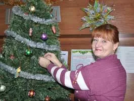 Готовятся к празднику и в ижевских школах. Так сотрудница Шахматной школы Светлана Ильинская на радость всем ученикам украсила новогоднюю елку