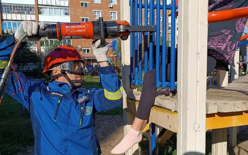 Девочка застряла в перилах детской площадки в Воткинске