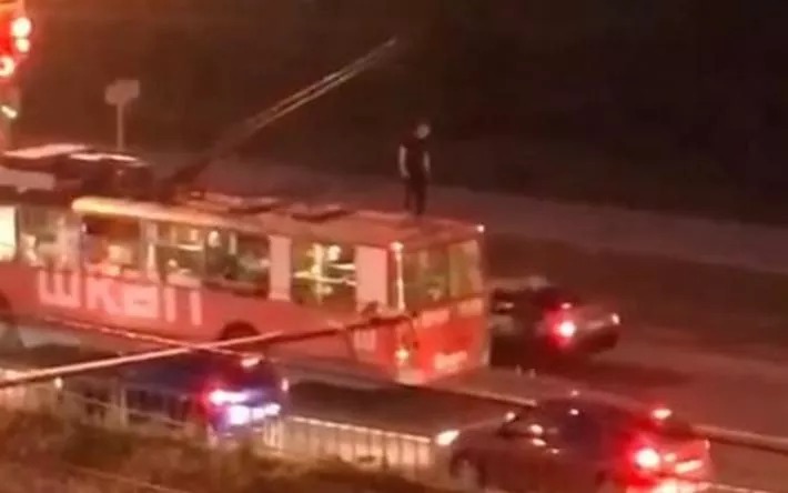 Видеофакт: молодые люди забрались на крышу троллейбуса в Ижевске