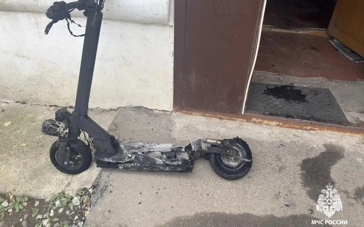 Оставленный на зарядке электросамокат взорвался в квартире дома в Можге