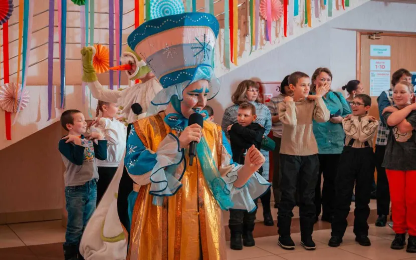 Юные зрители перед началом спектаклей фестиваля «Снежность». Фото: дирекция фестиваля «Снежность»