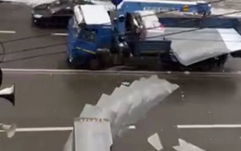 Фотофакт: стройматериал выпал из грузовика в центре Ижевска