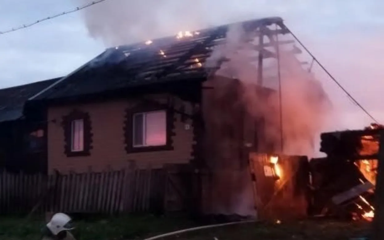 Гараж и автомобиль сгорели ночью в Удмуртии