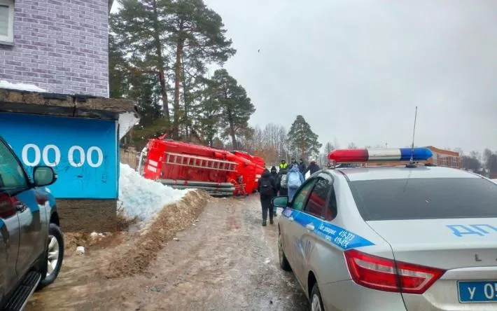 Пожарный автомобиль сбил девушку в Удмуртии и перевернулся