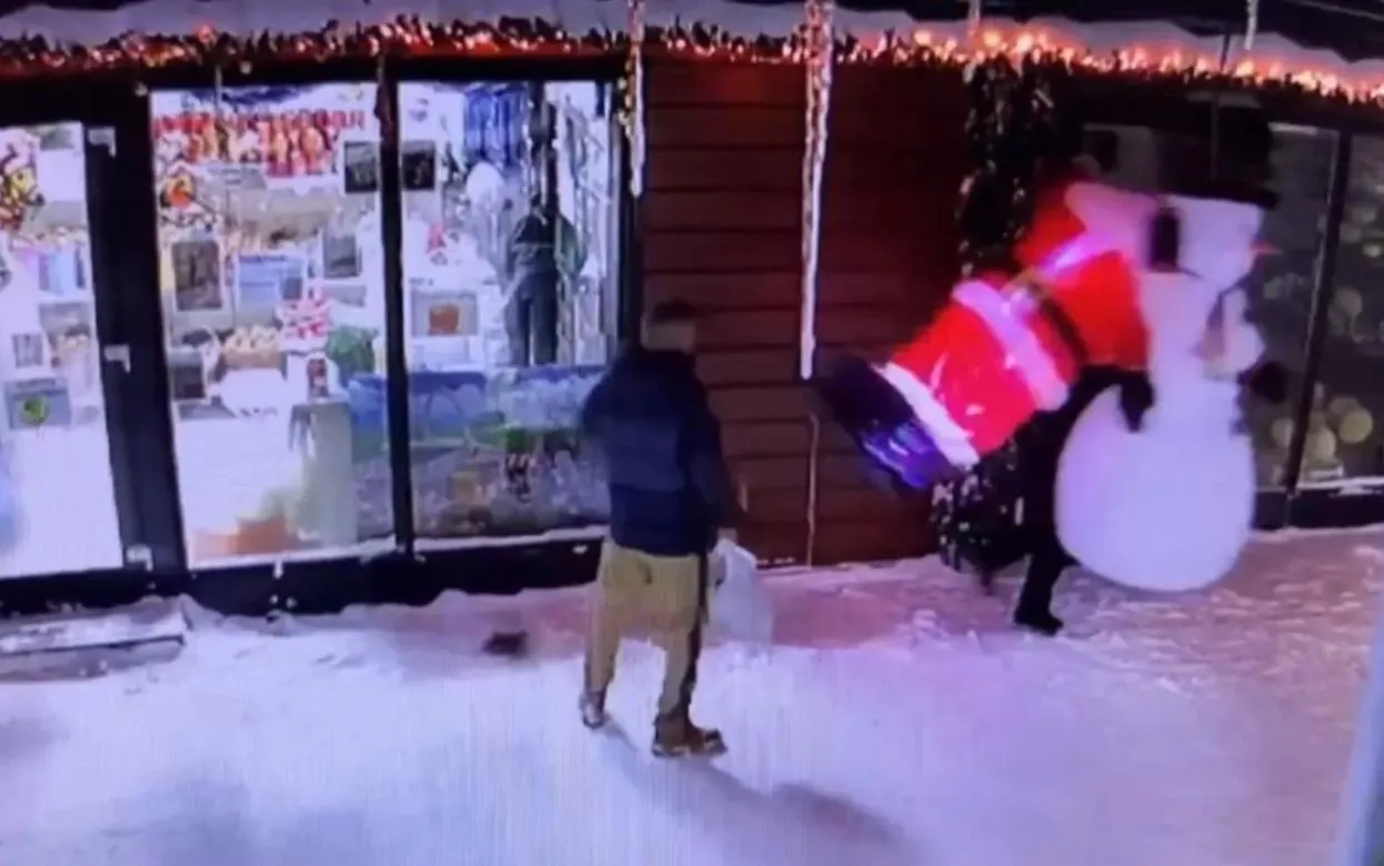 Похитителя надувного Деда Мороза осудят в Ижевске