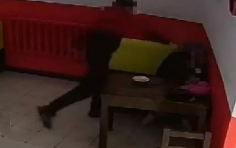 Видео: мужчина ударил посетительницу кафе в Глазове бутылкой по голове