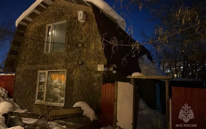 Снег сошел на женщину с крыши на улице Красной в Ижевске
