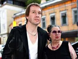 Евгений Миронов, 44-летний актер, до сих пор живет под одной крышей с мамой Тама- рой Петровной и в интервью не устает повторять, что его успехи - целиком и полностью ее заслуга. Единственное, что расстраивает Тамару Петровну: у Жени по-прежнему нет собст