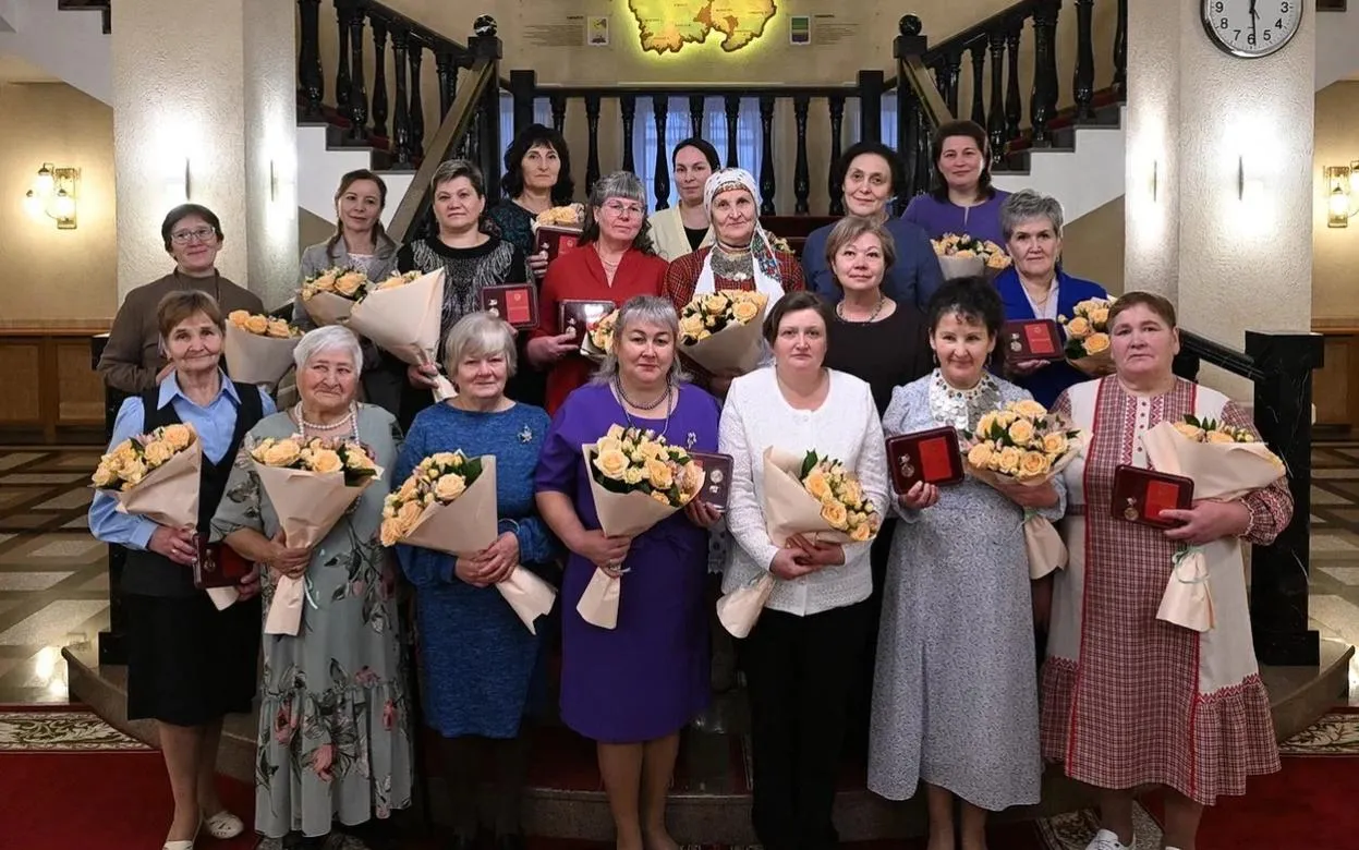 18 многодетных мам Удмуртии получили знак отличия «Материнская слава»