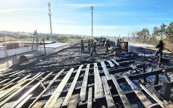 Пожар площадью 700 кв. м произошел на складе под Ижевском