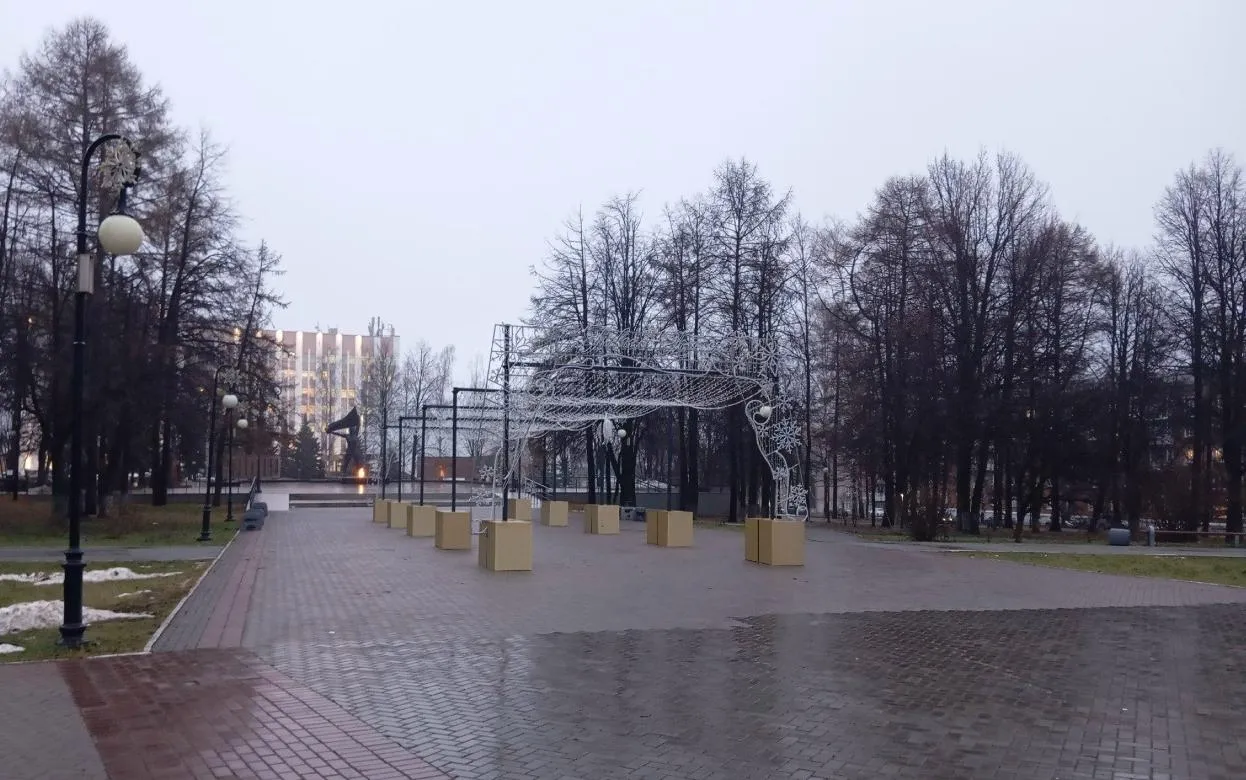 Фотофакт: новогодние ворота установили в Сквере Победы в Ижевске