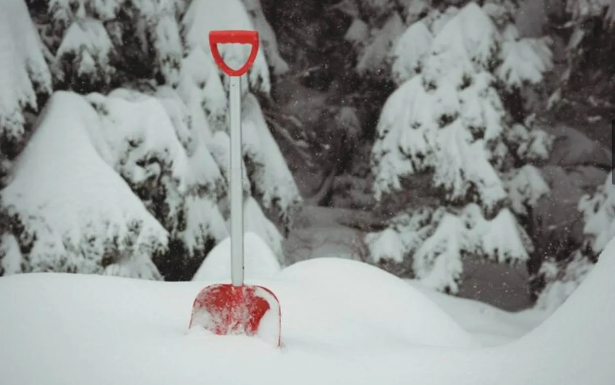 Опрос IZHLIFE: около 10% ижевчан не раз застревали в снегу из-за плохой уборки во дворах