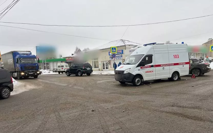 Машина скорой помощи попала в ДТП на ул. Азина в Ижевске