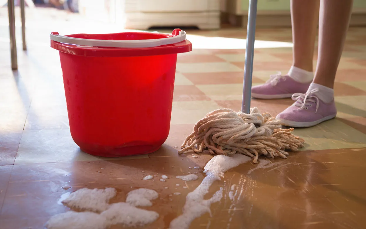 Пол в разводах после мытья? Добавьте это в воду – и забудете о проблеме