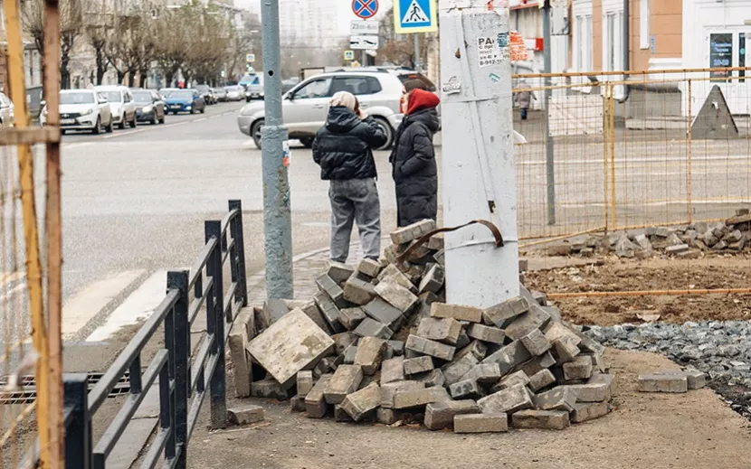 Гора брусчатки рядом с тротуаром на Коммунаров