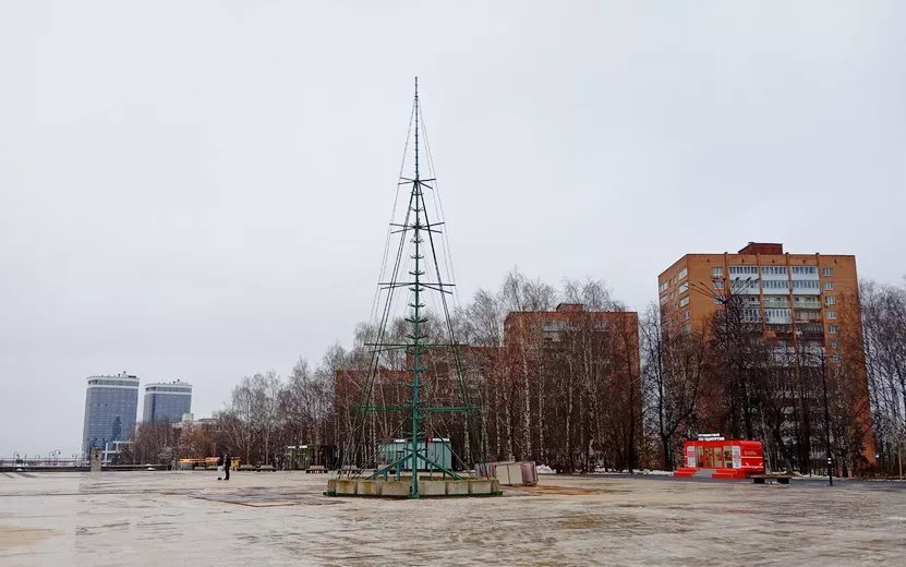 Фотофакт: новогоднюю елку начали устанавливать на Центральной площади Ижевска