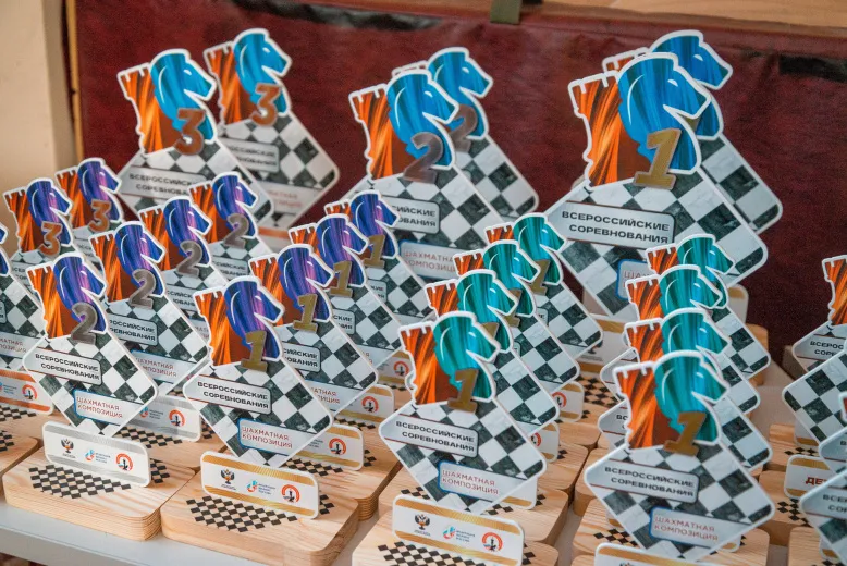 Моменты церемонии награждения победителей и призеров шахматного турнира.