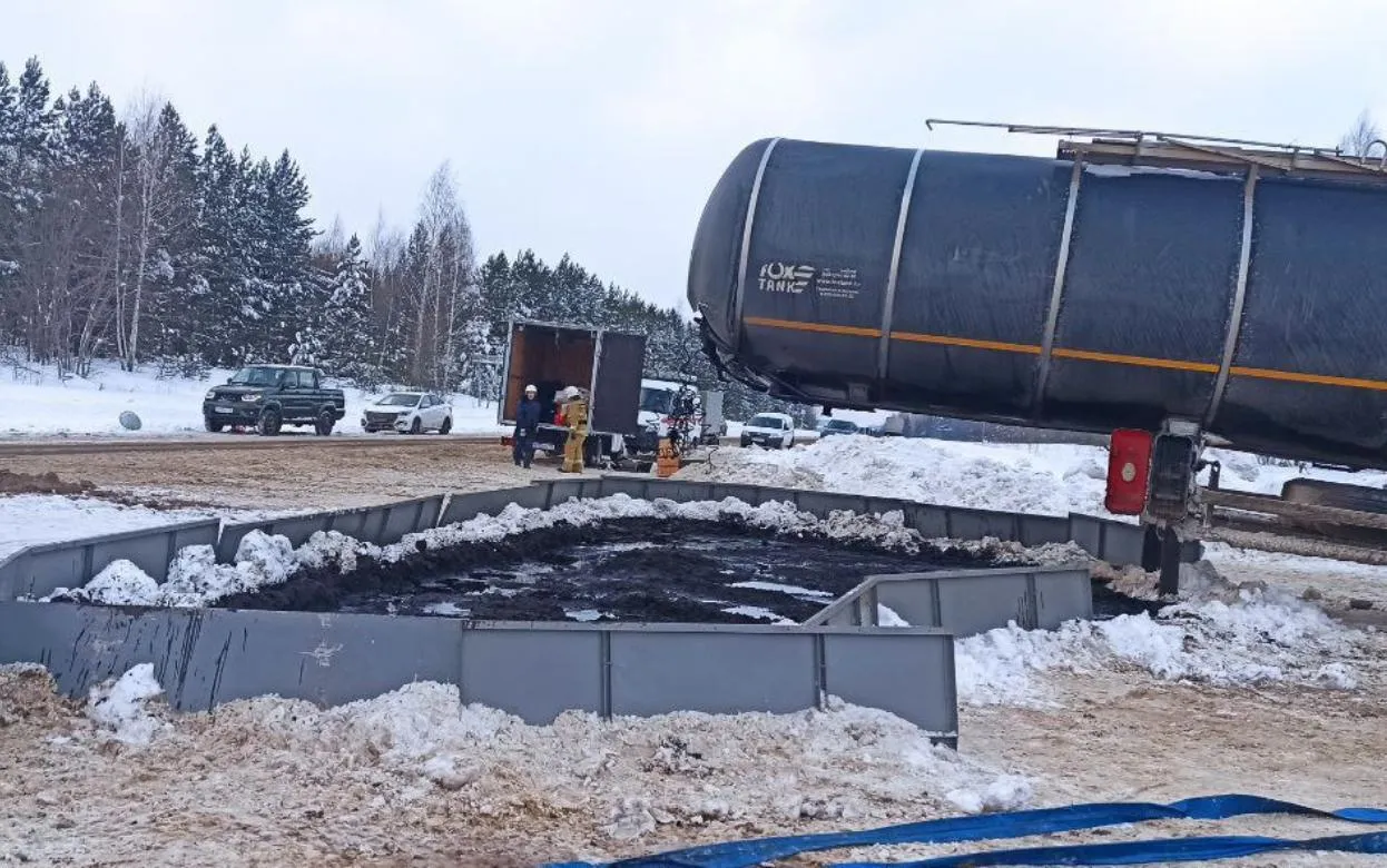 Инспекторы Минприроды взяли пробы на месте разлива нефтепродуктов под Ижевском