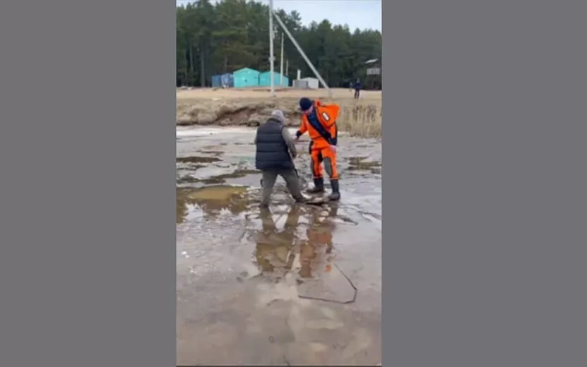Спасатели вытащили застрявшего на топком берегу пруда подростка в Воткинске