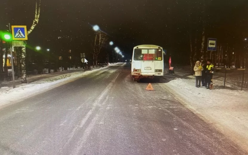 Водитель автобуса протащил по дороге застрявшую в дверях пенсионерку в Удмуртии