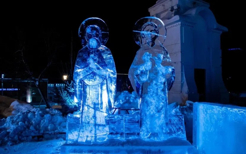 Лед требует точности и аккуратности: одно неверное движение может повлиять на форму скульптуры.  Фото: Данил Иванов