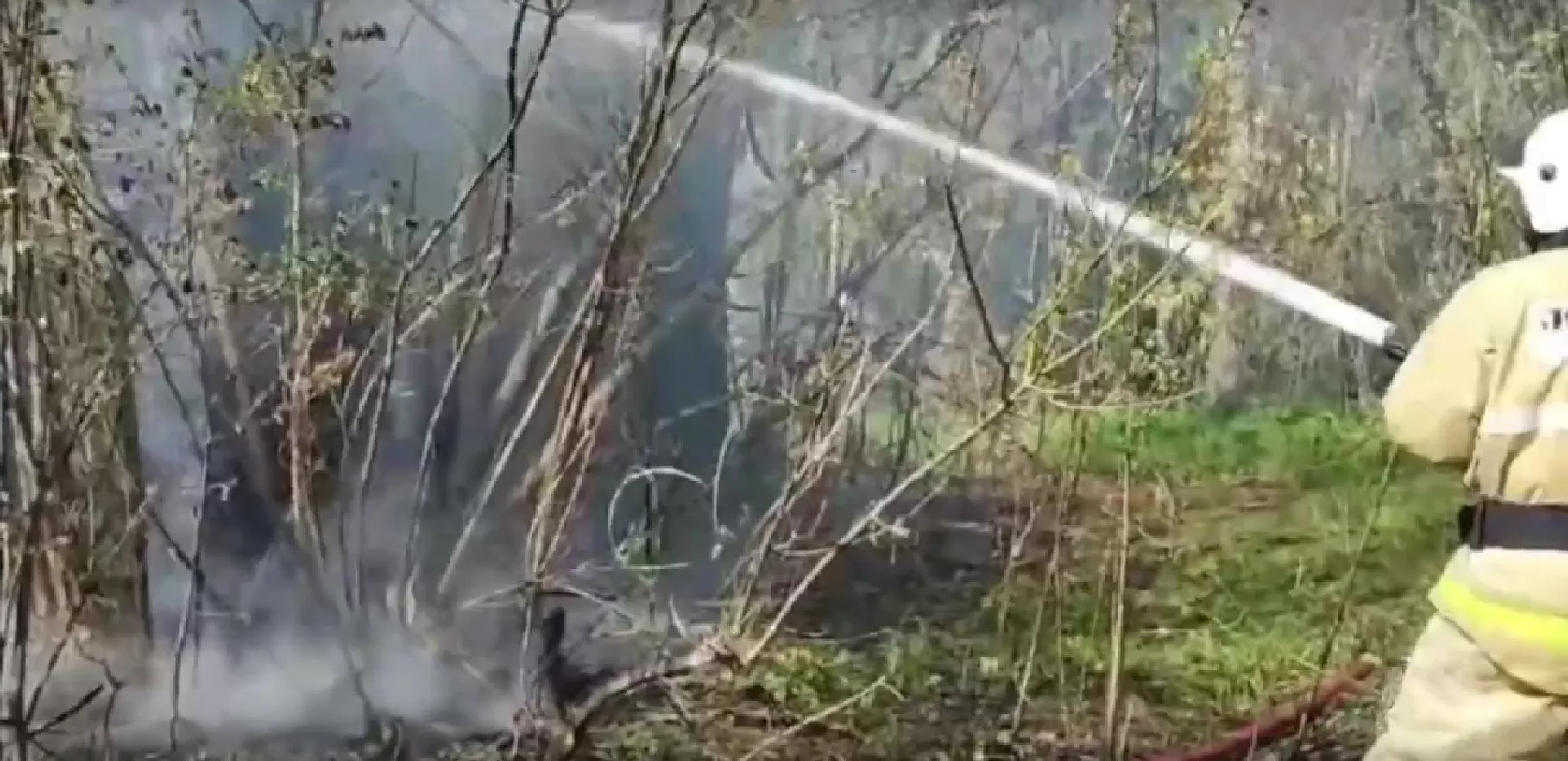 Возгорание сухой травы и дома произошло в Удмуртии 