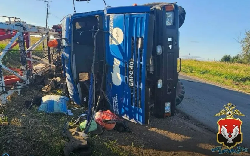 Пьяный водитель автокрана перевернулся на дороге в Удмуртии