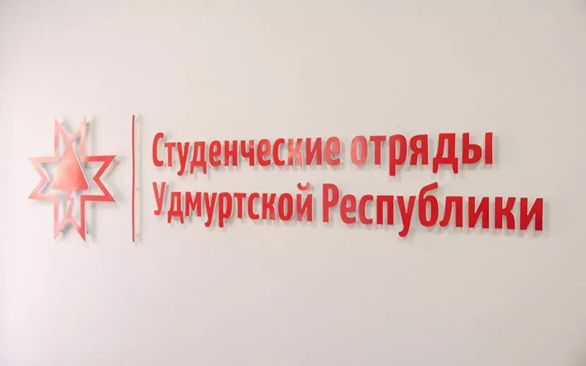 Стены украшают надписи