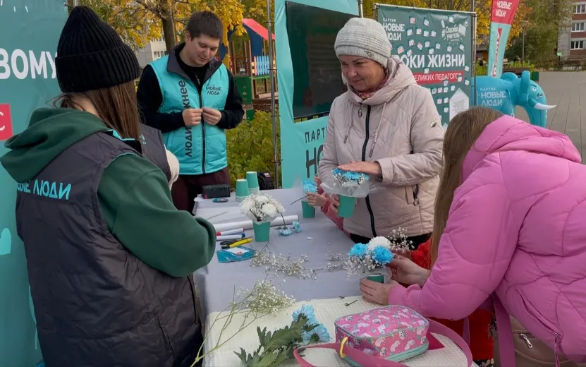 Более 500 жителей Ижевска поблагодарили учителей на акции партии «Новые Люди»