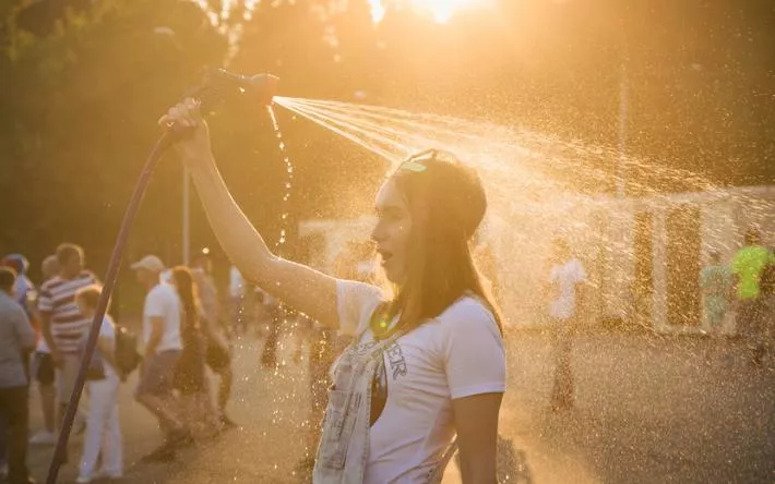 Экстремально жаркое лето пообещали жителям России