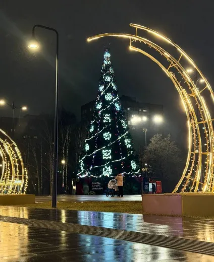 Новогоднюю иллюминацию включили на улицах Ижевска. Фото: пресс-служба администрации Ижевска