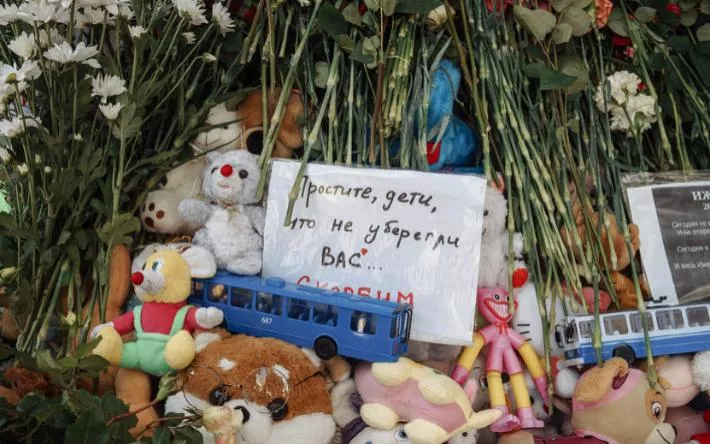 «Ее вынесли и положили на землю»: мать погибшей пятиклассницы рассказала о трагедии в Ижевске