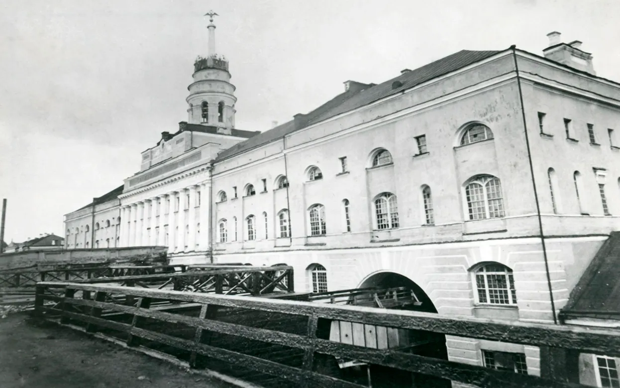 107 лет назад с башни Ижевского оружейного завода скинули двуглавого орла