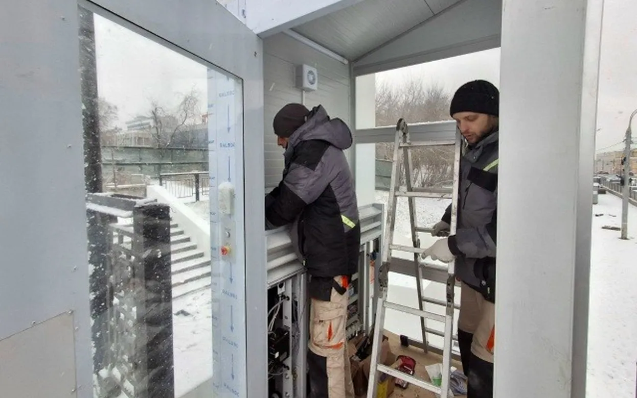 Лифт устанавливают на пешеходном мосту через улицу Маркса в Ижевске