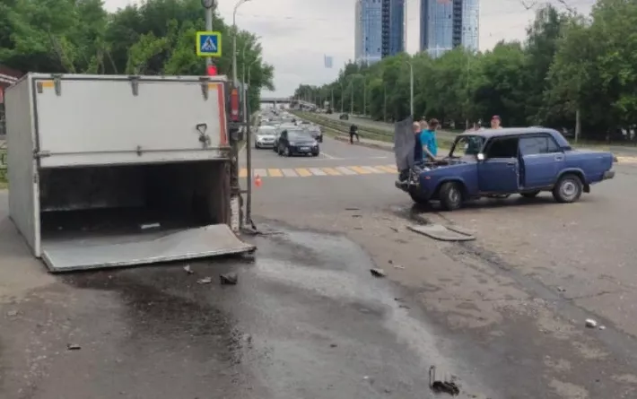В Ижевске на перекрестке столкнулись «Газель» и «ВАЗ»