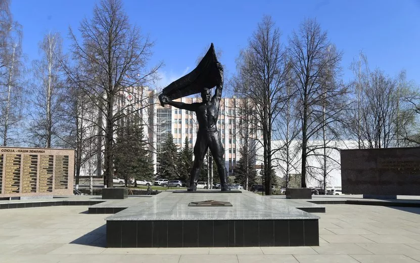 Фотофакт: обновленный Монумент боевой и трудовой славы открыли в Ижевске