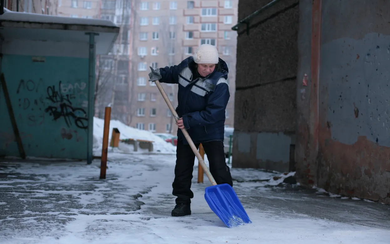 Жители Ижевска поблагодарили дворников за их работу