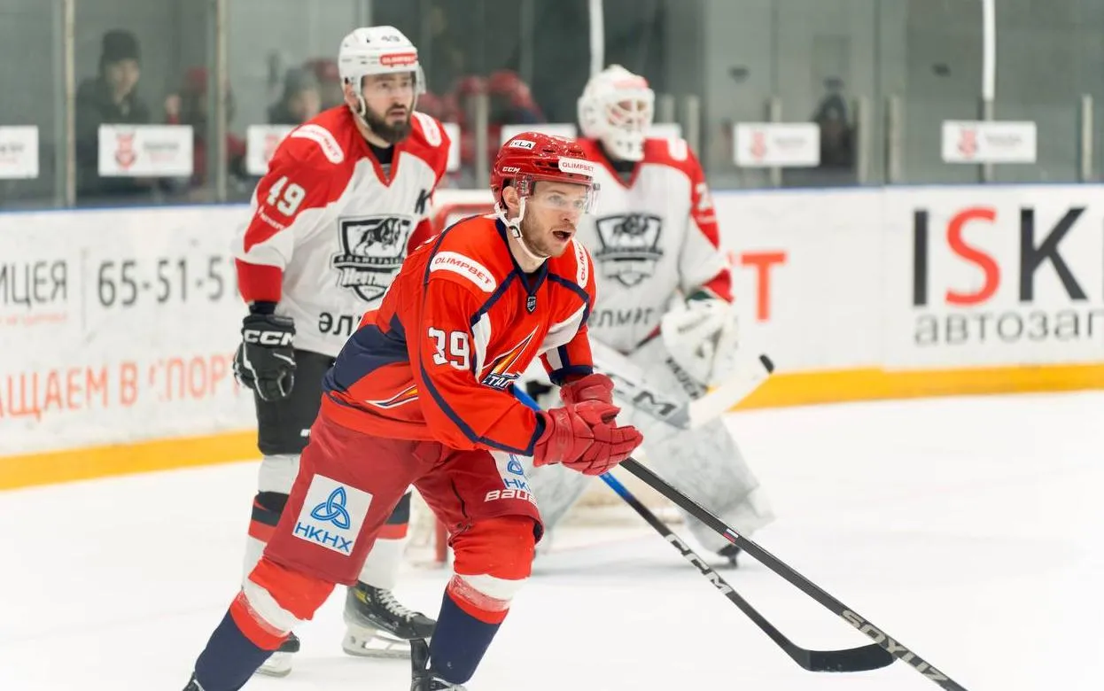 Хоккейная «Ижсталь» разгромно проиграла «Нефтянику»