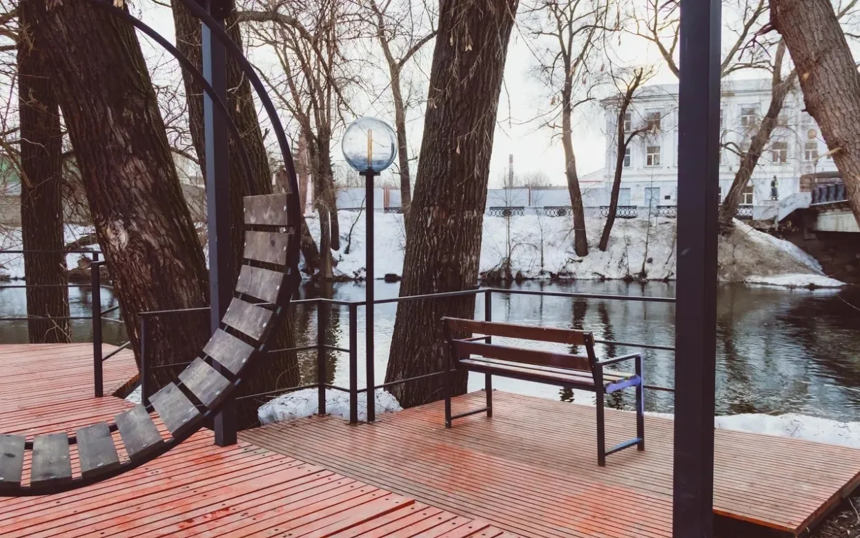 Дырявый тротуар на Горького, отсутствующие ограждения на набережной и снег в Удмуртии: что обсуждают ижевчане в соцсетях 10 апреля