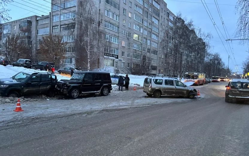 Три автомобиля столкнулись на улице Воровского в Ижевске