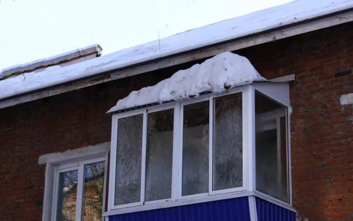 Снег с крыши сошел на женщину и мужчину в Ижевске