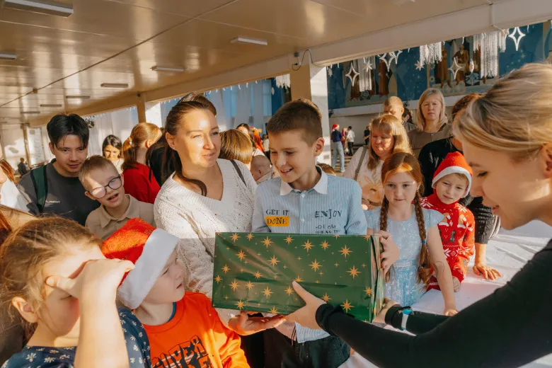 Упаковка и вручение подарков в рамках акции «Елка для каждого - 2025»