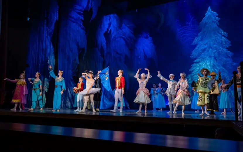 Актеры на сцене