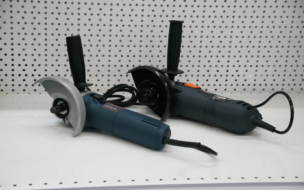 Мужчина получил тяжелую травму при работе «болгаркой» в Удмуртии