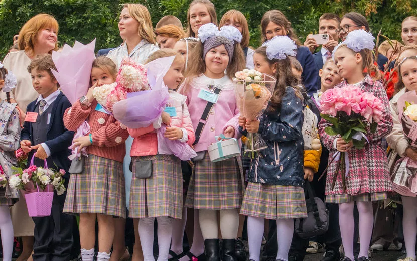Снова в школу: 14 фото с линеек в честь Дня знаний в Ижевске
