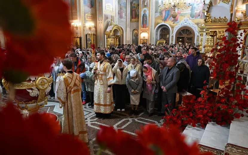 Пасхальная ночь в Михаило-Архангельском кафедральном соборе. Фото: Роман Ефимов