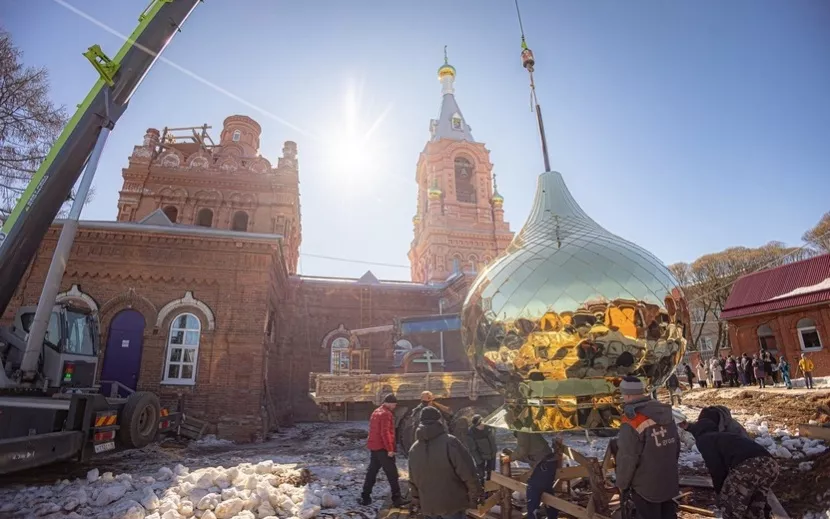 Водружение купола и креста на храм в Ягуле. Фото: пресс-служба Ижевской епархии